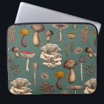 Wild Mushrooms on pine green Laptopschutzhülle<br><div class="desc">Verschiedene handgezeichnet Wildpilze,  Vektormuster</div>