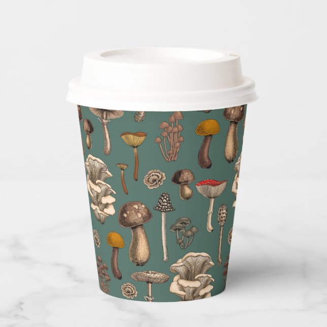 Wild Mushrooms on pine green Pappbecher (Vorderseite)