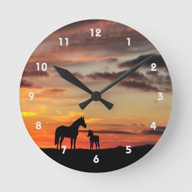 Wild Mustang Mare and Foal Silhouette With Sunset Runde Wanduhr (Vorderseite)