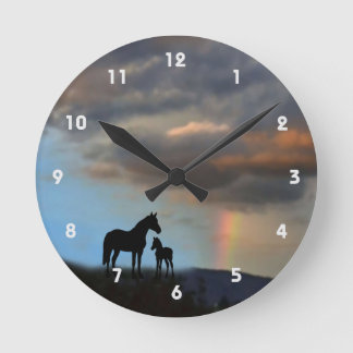 Wild Mustang Mare und Foal-Silhouette mit Regenbog Runde Wanduhr