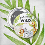 Wild One Jungle Animal zum Geburtstag Button<br><div class="desc">Dieser Knopf zeigt eine niedliche Abbildung von Dschungeltieren. Die Wörter "Wild One" werden auf dem Knopf mit dem Namen des Kindes geschrieben.</div>