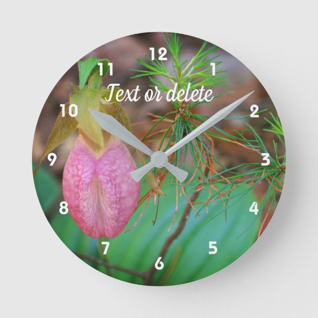 Wild-Pink-Lady Slipper Orchid und Evergreens  Runde Wanduhr (Vorderseite)