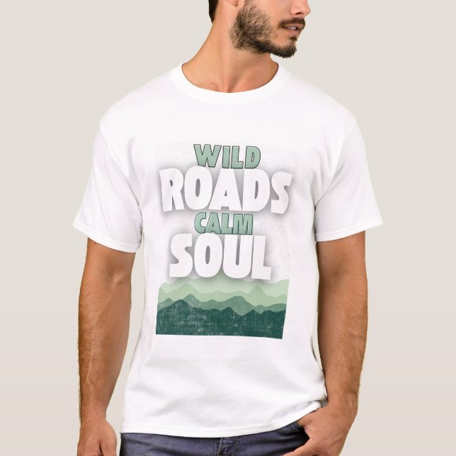 Wild Roads Calm Soul – Minimalist Travel Quote T-Shirt (Vorderseite)