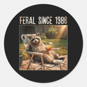 Wild seit 1986 Lustiger Waschbär Meme Vintage 40. Runder Aufkleber