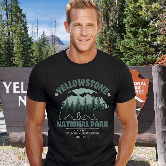 Wild Spirit Yellowstone Bear Forest – Nature Lover T-Shirt (Von Creator hochgeladen)