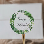 Wild tropischer Palm Geometric Wedding Umschlag Au Runder Aufkleber<br><div class="desc">Dieser geometrisch angelegte Umschlag Aufkleber mit tropischen Palmen eignet sich ideal für einen Strand oder eine Hochzeit in Urlaubsort. Das Design besticht durch eine exotische Auswahl an grünen Bananenpalmen, Farnen, Blattwerk, botanischen Pflanze und Grünpflanzen, die für einen tropischen Sommer sorgen. Personalisieren Sie das Etikett mit den Namen der Braut und...</div>