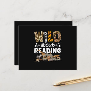 Wild über das Lesen von Büchern und Bücherwurm Postkarte