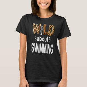 Wild über schwimmen und schwimmen T-Shirt