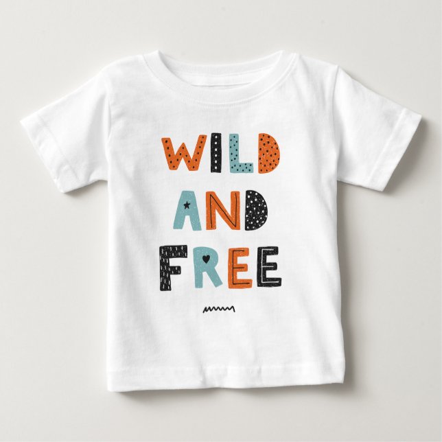 Wild und frei | Doodle Letters Baby T-shirt (Vorderseite)