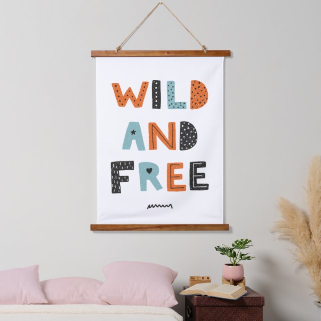 Wild und frei | Doodle Letters Wandteppich Mit Holzrahmen (Schlafzimmer)