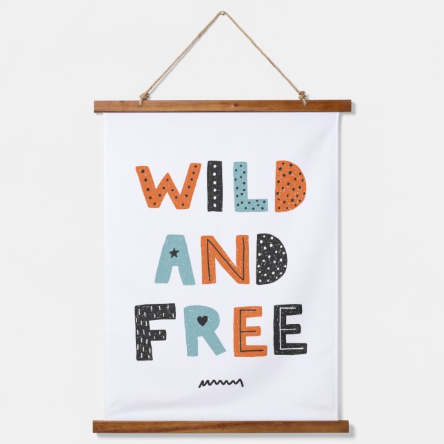 Wild und frei | Doodle Letters Wandteppich Mit Holzrahmen (Vorderseite)