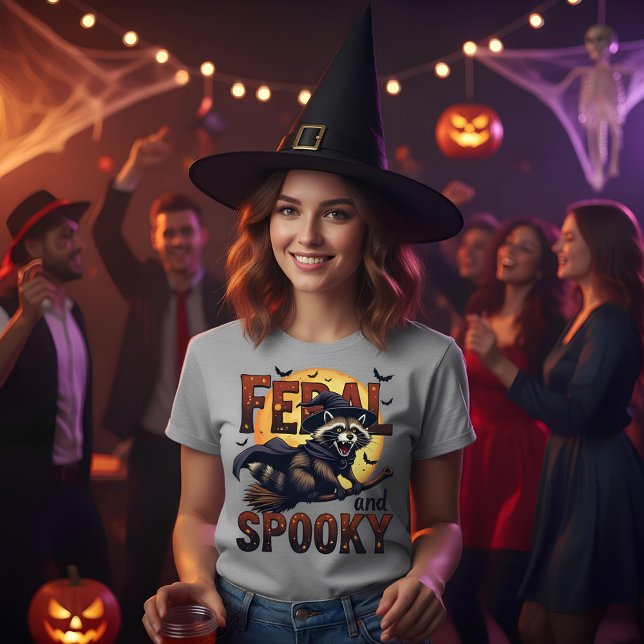 Wild und Spooky - Raccoon auf einem Broomstick T-Shirt (Von Creator hochgeladen)