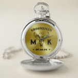 Wild West Cowboy Personalisierte Monogram-Trauzeug Taschenuhr<br><div class="desc">Personalisierte Geschenke für Trauzeugen mit alten Western Cowboy Thema. Dekoriert mit Cowboyhut mit Vintagem Western Schriftart. Text und Farbe können mit dem Design-Tool bearbeitet werden,  um Ihren Bedürfnissen gerecht zu werden. Holen Sie sich dieses individuelles Geschenk für Hochzeiten,  Bachelor-Party,  Verlobungsfeier oder andere besondere Anlässe.</div>