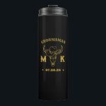 Wild West Cowboy Personalisierte Monogram-Trauzeug Thermosbecher<br><div class="desc">Personalisierte Geschenke für Trauzeugen und Trauzeuge mit alten Western Cowboy Thema. Dekoriert mit Cowboyhut mit Vintagem Western Schriftart. Text und Farbe können mit dem Design-Tool bearbeitet werden,  um Ihren Bedürfnissen gerecht zu werden. Holen Sie sich dieses individuelles Geschenk für Hochzeiten,  Bachelor-Party,  Verlobungsfeier oder andere besondere Anlässe.</div>