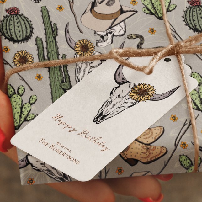 Wild West Happy Birthday Bull Skull Geschenkanhänger (Hand-drawn bull skull adorned with a sunflower on the front, beautiful wild West pattern on the back)