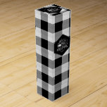 Wild Wonderful Christmas Black Buffalo Kariert ID6 Weinbox<br><div class="desc">Diese wunderschöne Weihnachtsweinbox ist mit einem karierten Büffel in Schwarz und Weiß versehen, mit einem schwarzen Etikett und einem optionalen Textdesign von "Möchten Sie ein warmes, wildes, wunderbares Weihnachtsfest". Eine Vorlage erlaubt es Ihnen, Ihren Namen oder anderen Text einfach hinzuzufügen. Jahr für Jahr mit unseren anderen Wohngestaltungen-Produkten abgestimmt. Suchen Sie...</div>