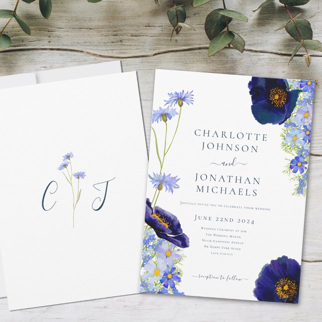Wildblume Blue Rustic Einladung (Elegant wildflower blue summer floral wedding invitation with bride and groom monogram initials)