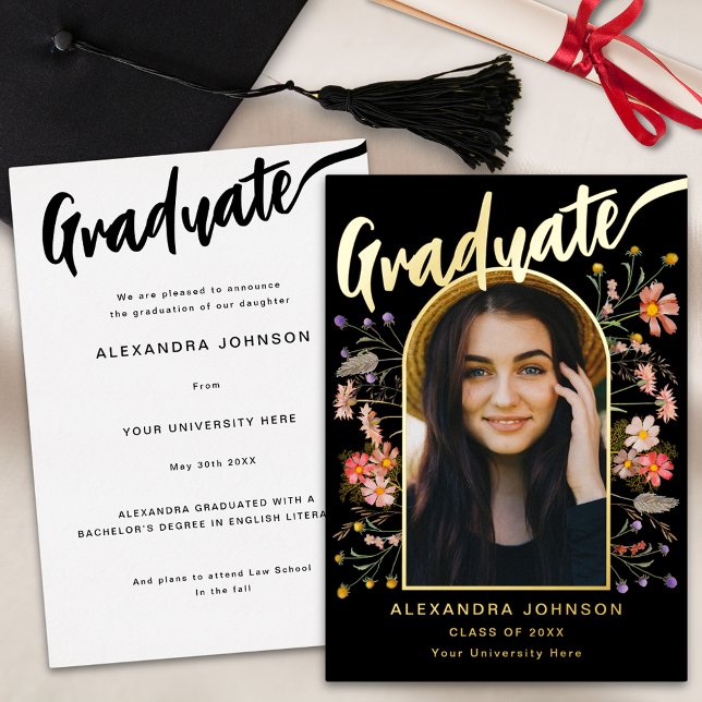 Wildblume Boho Graduate Foto Elegantes Script Gold Folieneinladung (Boho floral arch graduate photo black and gold foil calligraphy graduation announcement card)
