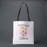 Wildblume Bouquet Bridesmaid Hochzeit<br><div class="desc">Diese wunderschöne Tasche ist perfekt als Hochzeitstasche,  um Ihren Brautmädchen zu danken. Es verfügt über einen hübschen,  von Hand bemalten Strauß mit Wildblumen,  Stiefmütterchen oder Veilchen auf einem hellrosa Aquarell. Die Überschrift lautet: Bridesmaid,  und es gibt Platz für ihren Namen unten. Ideal für eine Frühlings- oder Sommerfeier.</div>