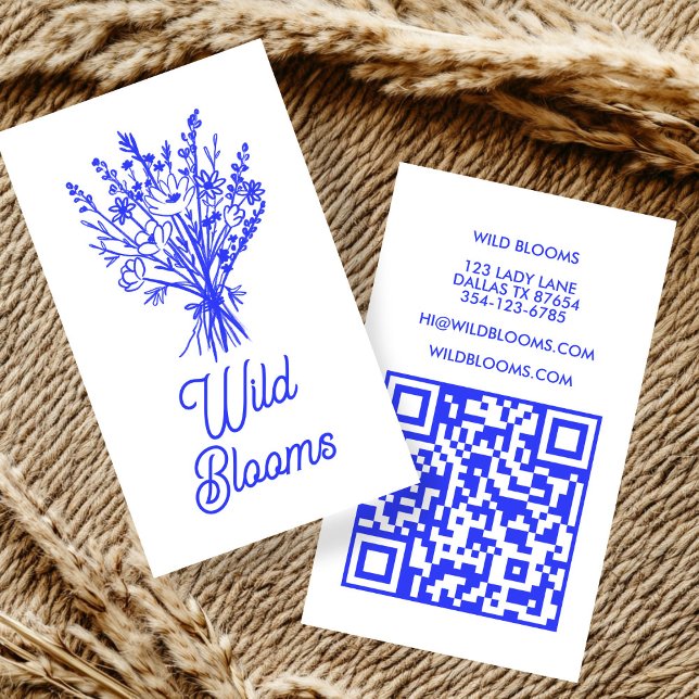 Wildblume Bouquet Rustikaler Minimal Blumenblauer  Visitenkarte (Wildflower Bouquet Rustic Minimal Floral Blue QR Business Card
)