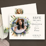 Wildblume Cowgirl Rustic Floral Quinceanera Foto Save The Date<br><div class="desc">Foto Save the Date für Quinceanera (editierbar), voll von rustikaler Eleganz und Western boho charm. Das Design bietet Aquarellbilder von Kuhhhut und farbenfrohe, abgedämpfte Wildblumen auf der Wiese, kombiniert mit eleganter Typografie auf einem Elfenbeincremeuntergrund. Für die Koordinierung Schreibwaren und Tag der Veranstaltung Dekor, Karo aus meiner Wildblume Cowgirl Hat Quinceanera...</div>