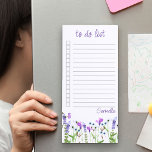 Wildblume Delikate Lila Blüte zu tun Liste Magnetischer Notizblock<br><div class="desc">Personalisiert,  Liste mit empfindlichen lila Wildblumen zu machen. Dieses hübsche Blumendesign in Aquarellfarben grenzt an wilde Blume mit handgeschriebener Typografie. Das Notizblock ist als Liste konzipiert und verfügt über vordefinierte Linien und Checkboxen,  um die Listen in einwandfreiem Arbeitszustand behalten.</div>