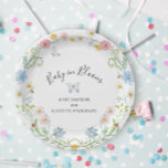 Wildblume Floral Baby in Bloom Butterfly Dusche Pappteller<br><div class="desc">Für Ihre zukünftige Mutter, die ein "Baby in Bloom!" hat. Weiche Pastelltöne, Aquarellmalerei, zarte Wildblumen und luftige Kränze in einem Kranz, umgeben von Bienen und Schmetterlingen und dem Schriftzeichen-Schriftzeichen und dem Namen Ihrer Mutter. Die Kunst wurde von Audrey Jeanne Roberts, einer international anerkannten Künstlerin und Designerin, erstellt und grafisch gestaltet....</div>