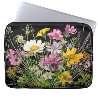 Wildblume in Aquarellfarbe auf schwarzem Hintergru Laptopschutzhülle