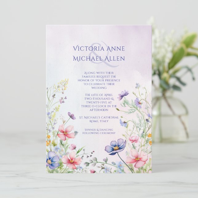Wildblume Lavender Wedding Einladung (Stehend Vorderseite)