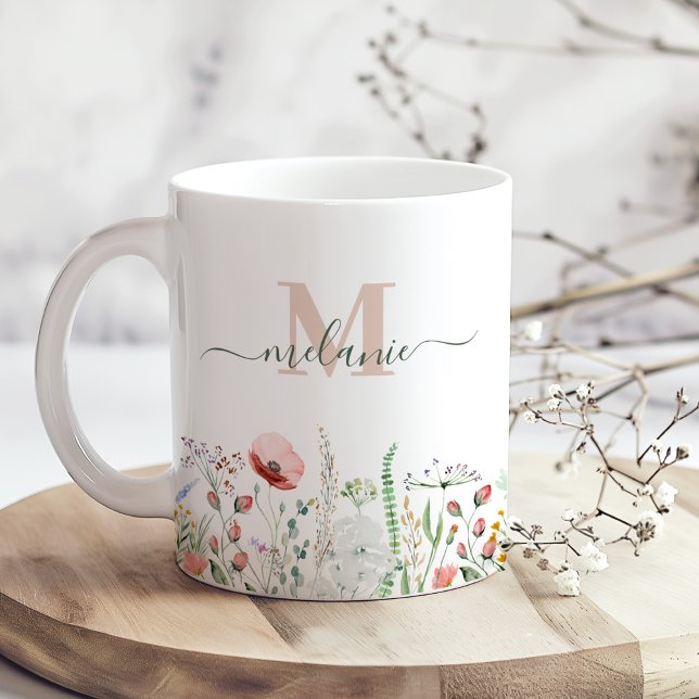 Wildblume Meadow Individuelle Name Monogram Kaffeetasse (Wildflower Meadow Custom Name Monogram Coffee Mug on a sunny boho wooden kitchen table.)