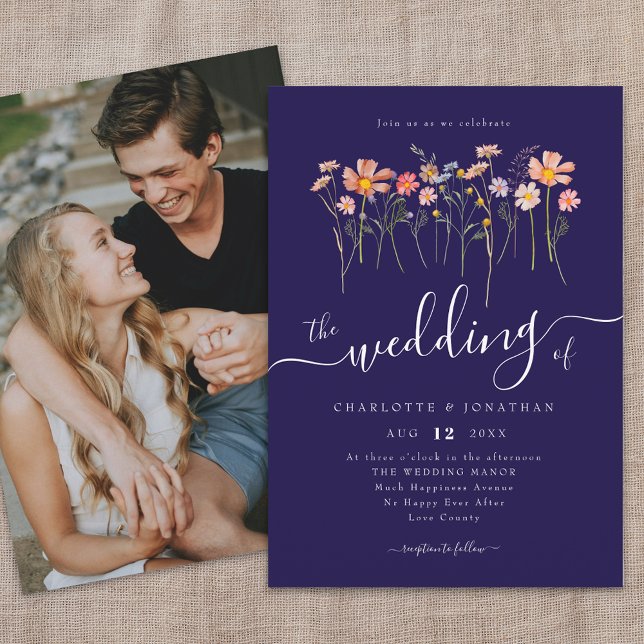 Wildblume Meadow Script Foto Navy Blue & White Einladung (Wildflower meadow fall florals photo navy blue and white wedding invitation whimsical Elegant script)