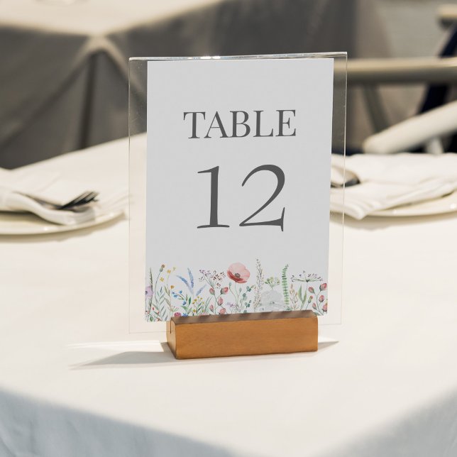 Wildblume Meadow Wedding Tischnummer Card (Wildflower Meadow Wedding Table Number Card on a sunny outdoor wedding table.)