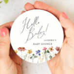Wildblume Runder Pappuntersetzer<br><div class="desc">Diese farbenfrohe Wildblume hallo Baby Rundpapier Untersetzer ist perfekt für Ihre einfache, whimsical, boho Regenbogen Sommer Babydusche. Die hellen, zauberhaften Rosa-, Gelb-, Orange- und Goldfloralen verleihen diesem Produkt das Gefühl eines minimalistischen, eleganten und Vintagen Hippie-Frühlinggartens. Das moderne Design ist künstlerisch und zart und zeigt eine klassische erdige Wiese in Aquarell....</div>