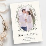 Wildblume Save The Date<br><div class="desc">Dieses elegante und stilvolle Foto rette den neuesten Erkennungsergebnissen und verfügt über wunderschöne, handbemalte Aquarellfarben, lila und blaue pastellfarbene Wildblumen und eine wunderschöne Salbei mit einem niedlichen weißen Schmetterling, der in einem hübschen Vintagen Kranz auf Elfenbeinhintergrund angeordnet ist. Auf der Rückseite befindet sich ein schönes, passendes Bouquet mit dem Monogramm...</div>