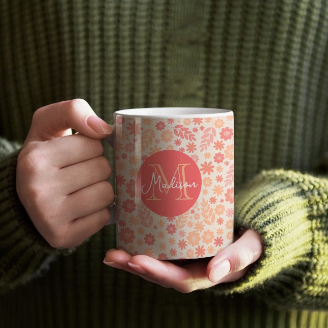 Wildblume-Wiesenmuster und Monogramm Kaffeetasse (Peach Fuzz Wildflower Pattern Mug)
