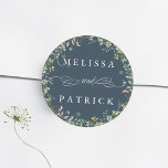 Wildblume Wreath Elegant Wedding Navy Blue Runder Aufkleber<br><div class="desc">Dieser elegante Hochzeitsaufkleber verfügt über einen Blumenkranz mit handbemalten Aquarellfarben in Rosa,  Gelb und Grün. Für eine weiter gehende Anpassung dieses Designs klicken Sie bitte auf den BUTTON BLAU DESIGN TOOL oben!</div>