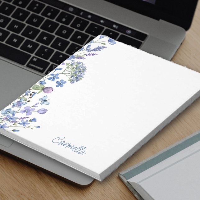 Wildblumen an den Blumengrenzen Personalisiert Notizblock (Personalized notepad with margin border of periwinkle and pale purple wildflowers)