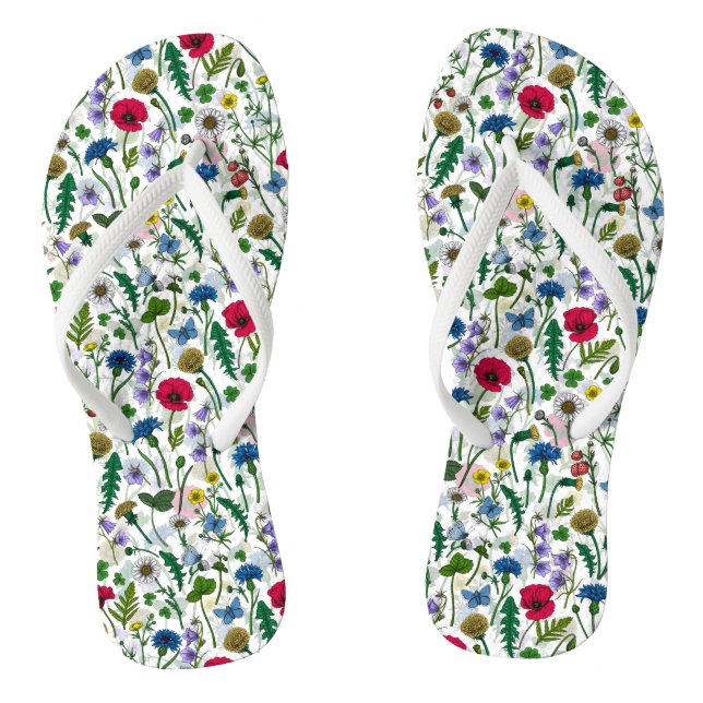 Wildblumen auf weißlich flip flops (Fußbett)