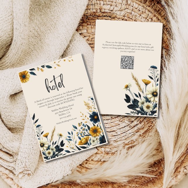 Wildblumen Beige Formal Wedding Hotel Begleitkarte (Watercolor Wildflowers Elegant Wedding Hotel Enclosure Card with Blue & Yellow Wildflowers, QR Code.)