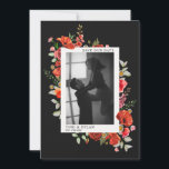 Wildblumen Dark Wedding Foto Save the Date<br><div class="desc">Botanisches Hochzeitsmonogramm-Design mit Grün und Wildblumen inklusive Mohn und Molsen mit dunkelgrauem Hintergrund. Personalisieren Sie mit Ihrem Foto und Text.</div>