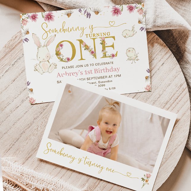 Wildblumen Foto Sonnen 1. Geburtstag Einladung (Some bunny is turning one 1st birthday invitation with white bunny, wildflowers and a photo.)