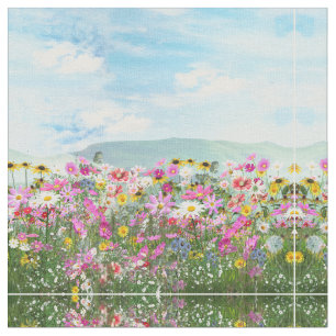 Wildblumen gegen einen blauen Himmel Stoff