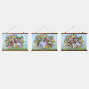 Wildblumen gegen einen blauen Himmel Wandteppich Mit Holzrahmen