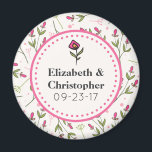 Wildblumen Hochzeit mit rosa und grünem Longsteg Magnet<br><div class="desc">Ein Gastgeschenk Hochzeit-Gedenkmagnet. Ihre Namen und Ihr Hochzeitstermin in einem weißen Rahmen mit rosa gepunkteten Rahmen in der Muschel geschrieben. Die Kulisse ist ein von Hand gezeichnetes,  rosa Wildblumen mit langen grünen Stielen und Blätter in einer eggshell-Weiß-Kulisse. Auch rosa Kreise und Zierleisten schmücken das Design. Whimsisches und hübsches Blumendesign.</div>