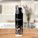 Wildblumen-individuelle Name-Skript Trinkflasche<br><div class="desc">Schwarzer Hintergrund. Die Wildblumen sind in Beige,  Creme und Rosa gehalten. Personalisieren Sie Ihren Namen und fügen Sie ihn hinzu. Weiße handgeschriebene Schrift.</div>
