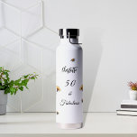 Wildblumen lila gelb 50 fabelhafte Geburtstage Trinkflasche<br><div class="desc">Mit Bienen dekoriert und Wildblumen in Violett gestrichen. Personalisieren und fügen Sie einen Namen und Alter. Schwarzer Text.</div>