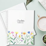 Wildblumen Personalisierter Skriptname Planer<br><div class="desc">Dieser Blumenplaner ist mit handgezeichnet Wildblumen und stilvoller Schriftzypografie dekoriert. Einfach mit Ihrem Namen und Jahr anpassbar. Ändern Sie mithilfe des Entwurfstools die Textgröße,  den Stil oder die Farbe. Original Zeichnend © Michele Davies.</div>