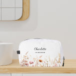 Wildblumen rosa Beige Brautjungname Waschbeutel<br><div class="desc">Weiß,  mit Wildblumen in Rosa und Beige dekoriert. Personalisieren Sie den Namen Ihres Helfers und fügen Sie ihn hinzu.</div>
