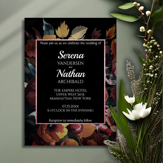Wildblumen Rose Gold Classic Einladung zur Hochzei (Modern floral wedding invitation featuring a rose gold shiny border with plum floral colors on black)