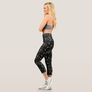 Wildblumen und Schmetterlinge auf Schwarz Capri Leggings